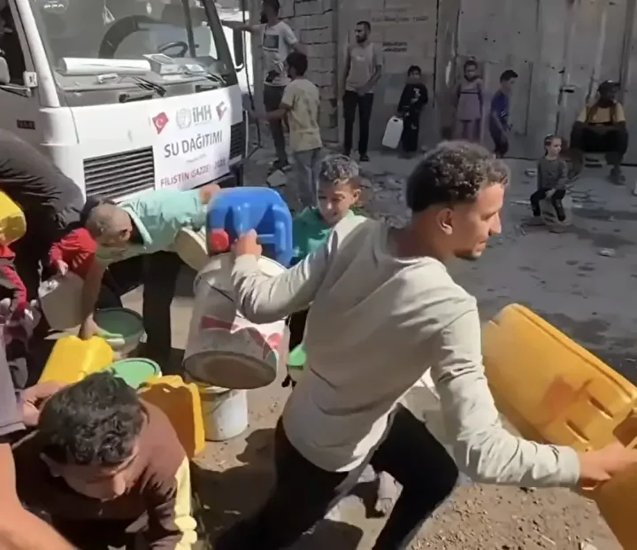 ihh su krizinin yasadigi gazzede tankerlerle su dagitti 2 RFQRqzOb