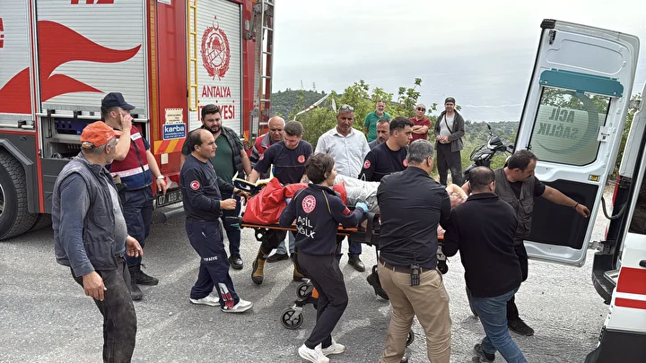 İki hafriyat kamyonu çarpıştı: 1 meyyit, 1 yaralı 6 iki hafriyat kamyonu carpisti 1 meyyit 1 yarali 5