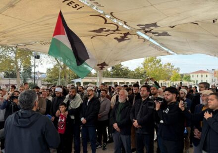 İsrail artığı çetelerin şehit ettiği Filistinli gazeteci için gıyabi cenaze namazı kılındı israil artigi cetelerin sehit ettigi filistinli gazeteci icin giyabi cenaze namazi kilindi 3OjCNU88.jpg
