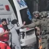 israil askerleri vurdugu filistinliyi vefata terk etti yardim etmek isteyen esini de darbettiler wIVaA69K.webp
