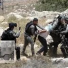 israil askerleri yasli filistinliyi darp ederek oldurdu m3SZRwIE.webp