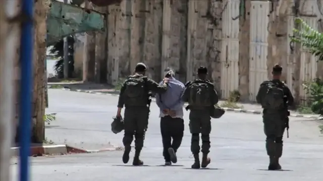 israil ordusu isgal altindaki bati seriada 3u cocuk 20 filistinliyi gozaltina aldi mxYGiyG5.webp