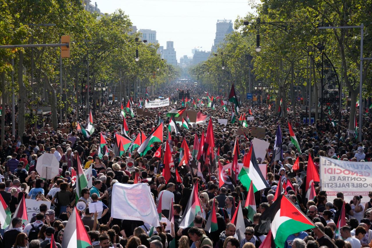 İsrail takımına şok! İspanyolar maç öncesi sokaklara indi 2 israil takimina sok ispanyolar mac oncesi sokaklara indi 1 p1hCjC5R