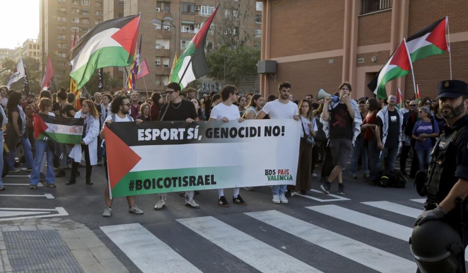 İsrail takımına şok! İspanyolar maç öncesi sokaklara indi israil takimina sok ispanyolar mac oncesi sokaklara indi wKeWxTnG.jpg