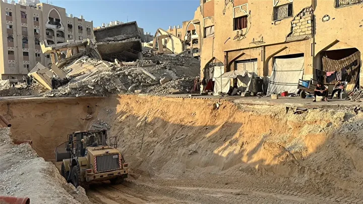 İsrail’in atakları nedeniyle yer altı tünellerinde ölen rehinelerin cesetlerine ulaşmak için hafriyat çalışmaları sürüyor 4 israilin ataklari nedeniyle yer alti tunellerinde olen rehinelerin cesetlerine ulasmak icin hafriyat calismalari suruyor BA1j8qXw