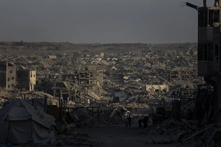 İsrail’in harabeye çevirdiği Gazze: Filistinli aileler enkaz halindeki binaların ortasında sıkıntı şartlar altında hayata tutunmaya çalışıyor 61 israilin harabeye cevirdigi gazze filistinli aileler enkaz halindeki binalarin ortasinda sikinti sartlar altinda hayata EDvBlrZ1