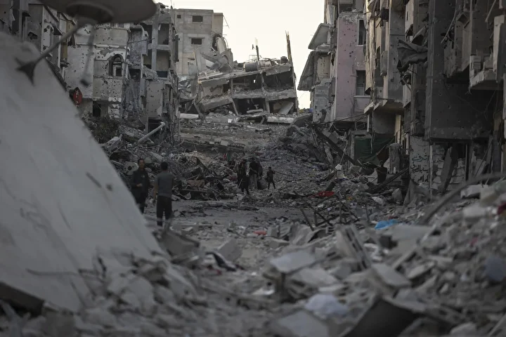 İsrail’in harabeye çevirdiği Gazze: Filistinli aileler enkaz halindeki binaların ortasında sıkıntı şartlar altında hayata tutunmaya çalışıyor 68 israilin harabeye cevirdigi gazze filistinli aileler enkaz halindeki binalarin ortasinda sikinti sartlar altinda hayata ypEINPB9