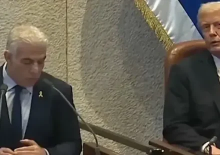 israilli muhalefet lideri yair lapid meclis konusmasinda utanmadan soykirimi yalanladi tum milletvekilleri alkisladi PD3uGeIR.webp