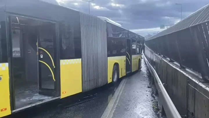 istanbulda alkollu iett surucusu bariyerlere saplandi iki kisinin yaralandigi kazada faciadan donuldu 2 fDdniC2N