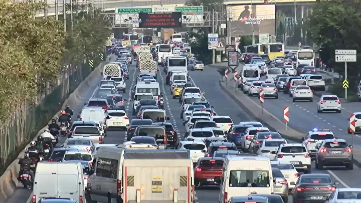 İstanbul'da haftanın birinci iş gününde trafik yoğunluğu yaşandı: Yüzde 71'e çıktı 1 istanbulda haftanin birinci is gununde trafik yogunlugu yasandi yuzde 71e cikti 0 6IJGH3ah