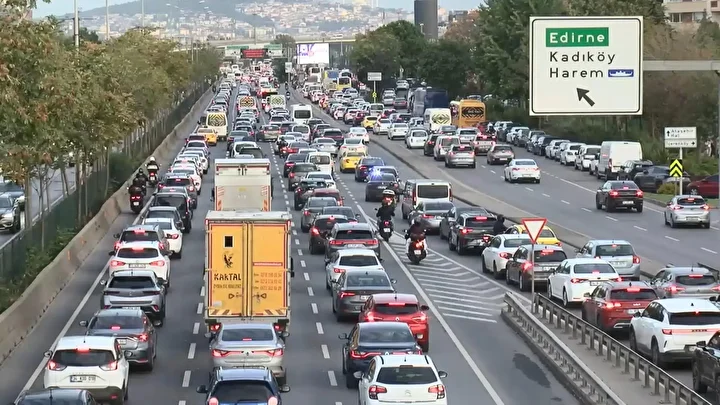 İstanbul'da haftanın birinci iş gününde trafik yoğunluğu yaşandı: Yüzde 71'e çıktı 2 istanbulda haftanin birinci is gununde trafik yogunlugu yasandi yuzde 71e cikti 1