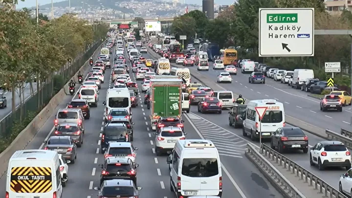 İstanbul'da haftanın birinci iş gününde trafik yoğunluğu yaşandı: Yüzde 71'e çıktı 3 istanbulda haftanin birinci is gununde trafik yogunlugu yasandi yuzde 71e cikti 2 CjbcSHme