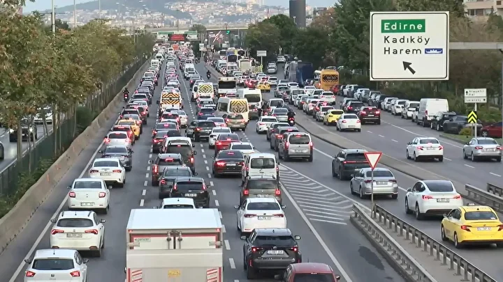 İstanbul'da haftanın birinci iş gününde trafik yoğunluğu yaşandı: Yüzde 71'e çıktı 4 istanbulda haftanin birinci is gununde trafik yogunlugu yasandi yuzde 71e cikti 3 JZVhm3Hk