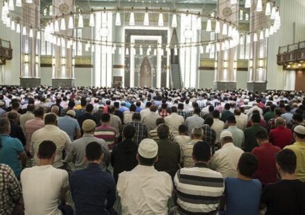 istanbulda ogrencilere cuma namazi mustusu cpzja5LY.jpg