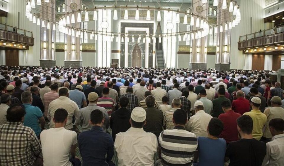 İstanbul’da öğrencilere Cuma Namazı muştusu istanbulda ogrencilere cuma namazi mustusu cpzja5LY.jpg