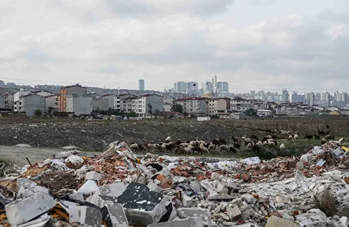 İstanbul’da siyaha bürünen dereden kirlilik akıyor 2 istanbulda siyaha burunen dereden kirlilik akiyor 1 KTWTm86O