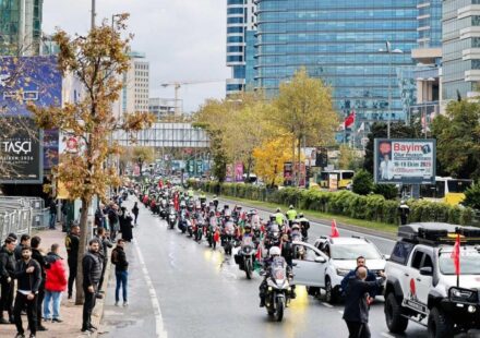 istanbulda yuzlerce motosiklet ve aracla buyuk gazze konvoyu C1vk8z8R.jpg