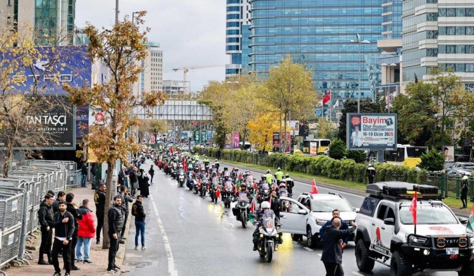 istanbulda yuzlerce motosiklet ve aracla buyuk gazze konvoyu C1vk8z8R.jpg