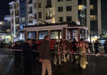 istiklal caddesinde nostaljik tramvayda yangin 319DzyMD.jpg