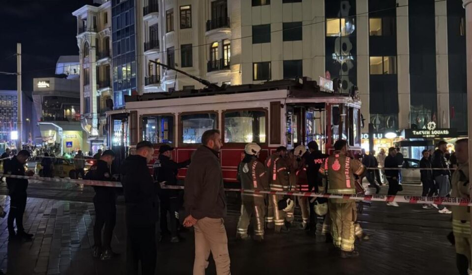 istiklal caddesinde nostaljik tramvayda yangin 319DzyMD.jpg