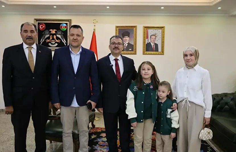 istiklal marsi okunurken yagmur altinda hurmet durusuna gecen ogrenciye vali turandan ceyrek altin 1 MQJuqmOh