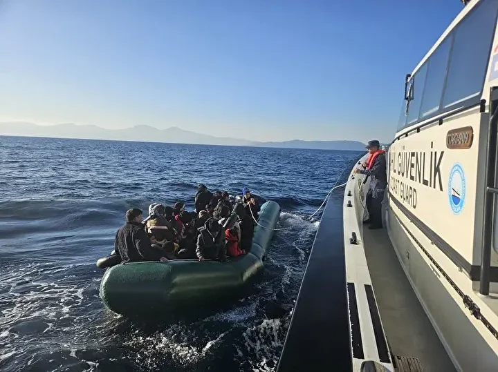 izmir aciklarinda 104 sistemsiz gocmen yakalandi 0 GOnWamh2