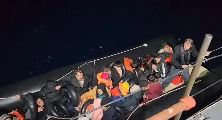 izmir aciklarinda 104 sistemsiz gocmen yakalandi 1 hhrDmuSv
