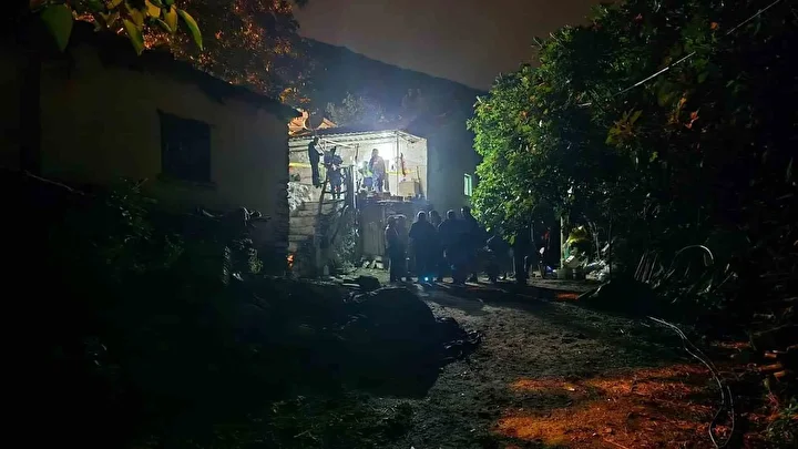izmirde dehset meskeni tartistigi oglunu silahla oldurdu esini agir yaraladi 1 ej3ceYpq