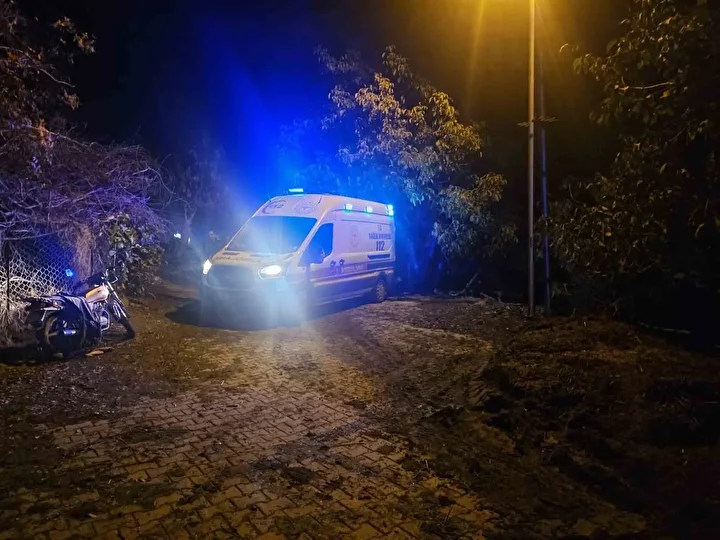 izmirde dehset meskeni tartistigi oglunu silahla oldurdu esini agir yaraladi 4 ciVuQEI6