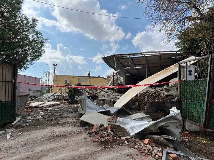 izmirde tup patlamasinda tek katli bir konut yikildi biri agir 2 yarali 0 8bYLIbEr