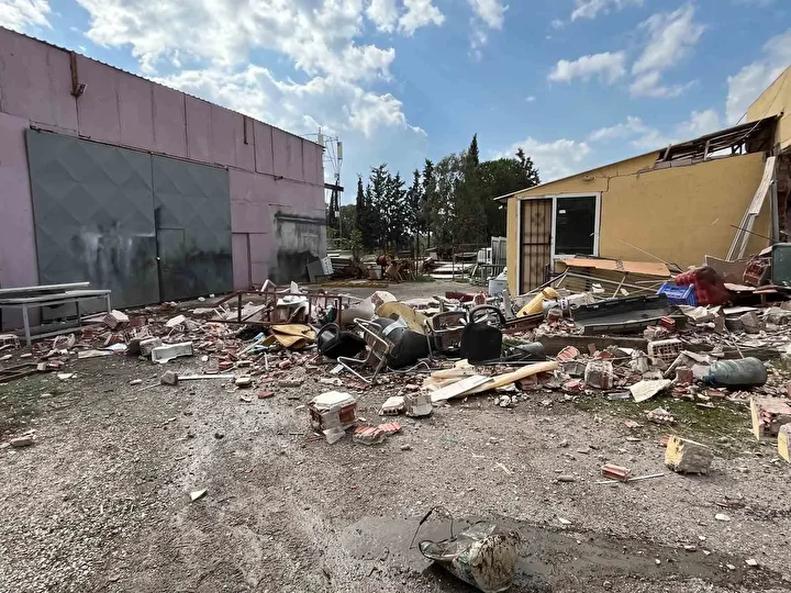 izmirde tup patlamasinda tek katli bir konut yikildi biri agir 2 yarali 3 NMnSrm1w