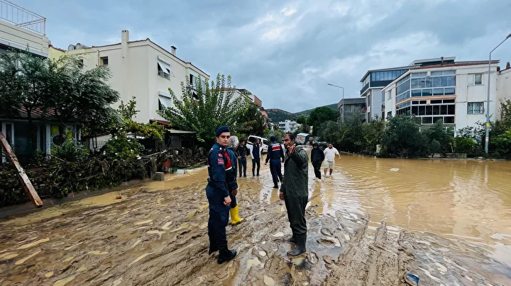 İzmir'in Foça ilçesinde sağanak hayatı olumsuz etkiledi: Dere taştı birtakım iş yerlerini ve konutları su bastı 4 izmirin foca ilcesinde saganak hayati olumsuz etkiledi dere tasti birtakim is yerlerini ve konutlari 27eOrhCz