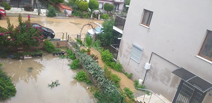 İzmir'in Foça ilçesinde sağanak hayatı olumsuz etkiledi: Dere taştı birtakım iş yerlerini ve konutları su bastı 3 izmirin foca ilcesinde saganak hayati olumsuz etkiledi dere tasti birtakim is yerlerini ve konutlari OMgFHs4N