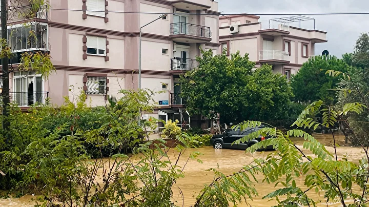 İzmir'in Foça ilçesinde sağanak hayatı olumsuz etkiledi: Dere taştı birtakım iş yerlerini ve konutları su bastı 2 izmirin foca ilcesinde saganak hayati olumsuz etkiledi dere tasti birtakim is yerlerini ve konutlari ZEmmmtDc