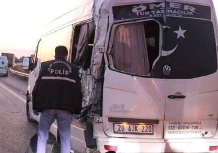 Kamyon emniyet şeridinde bekleyen personel servisine çarptı: 1 meyyit kamyon emniyet seridinde bekleyen personel servisine carpti 1 meyyit Q3hQUxg4.jpg