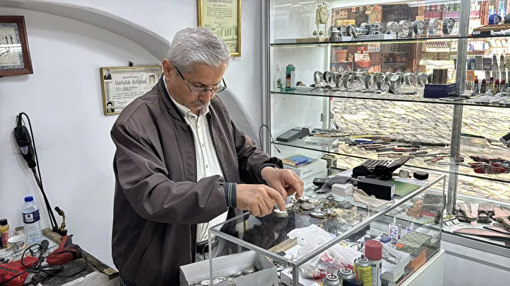 karabuklu saat tamircisi yarim asirdir saatleri ayarliyor 4 5FQ8vkI6