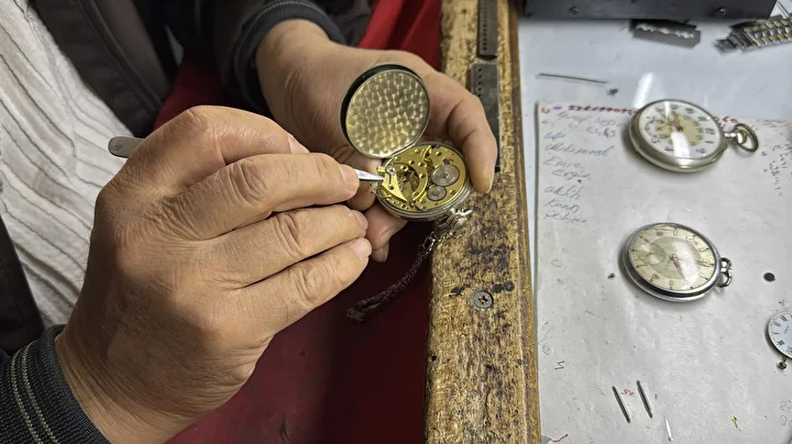 karabuklu saat tamircisi yarim asirdir saatleri ayarliyor 8 VUMFA137
