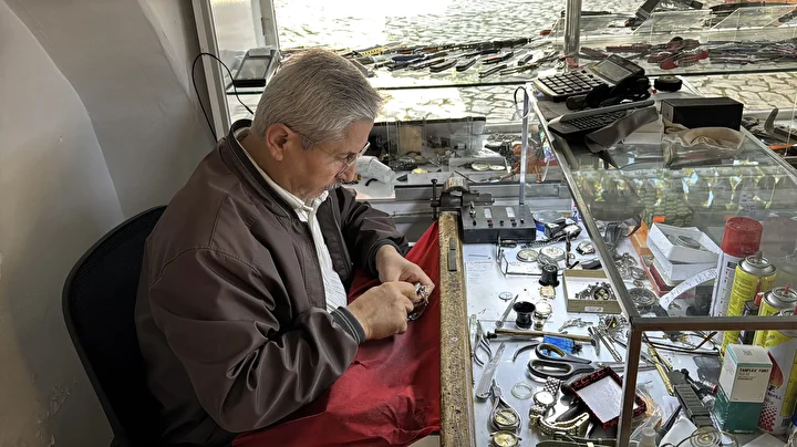 karabuklu saat tamircisi yarim asirdir saatleri ayarliyor 9 BLrGpW3b