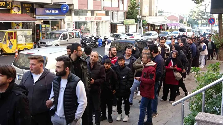 Kartal'da indirim kuyruğu: Bin liralık eseri 100 liraya alabilmek için saatlerce beklediler! Geceden nöbet tutan bile var 5 kartalda indirim kuyrugu bin liralik eseri 100 liraya alabilmek icin saatlerce beklediler geceden nobet 7ETrEMAT
