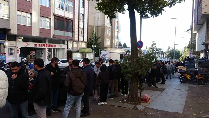 Kartal'da indirim kuyruğu: Bin liralık eseri 100 liraya alabilmek için saatlerce beklediler! Geceden nöbet tutan bile var 3 kartalda indirim kuyrugu bin liralik eseri 100 liraya alabilmek icin saatlerce beklediler geceden nobet JMllCDw5