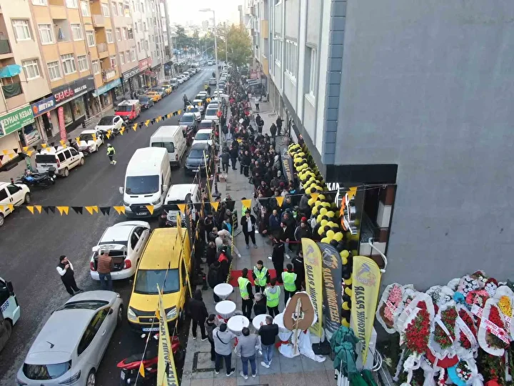 Kartal'da indirim kuyruğu: Bin liralık eseri 100 liraya alabilmek için saatlerce beklediler! Geceden nöbet tutan bile var 1 kartalda indirim kuyrugu bin liralik eseri 100 liraya alabilmek icin saatlerce beklediler geceden nobet LJ6UQ3pG