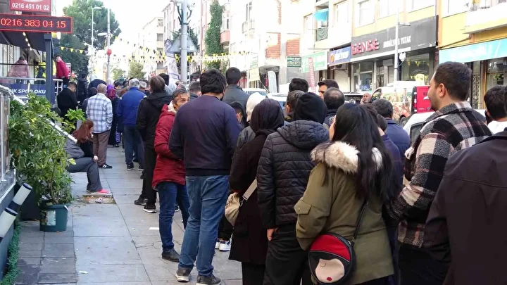 Kartal'da indirim kuyruğu: Bin liralık eseri 100 liraya alabilmek için saatlerce beklediler! Geceden nöbet tutan bile var 4 kartalda indirim kuyrugu bin liralik eseri 100 liraya alabilmek icin saatlerce beklediler geceden nobet NTaipMUi