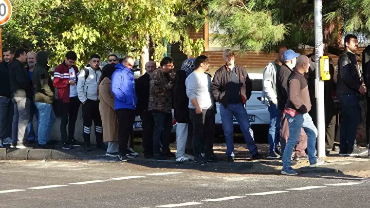Kartal'da indirim kuyruğu: Bin liralık eseri 100 liraya alabilmek için saatlerce beklediler! Geceden nöbet tutan bile var 2 kartalda indirim kuyrugu bin liralik eseri 100 liraya alabilmek icin saatlerce beklediler geceden nobet ZwIU6Og7
