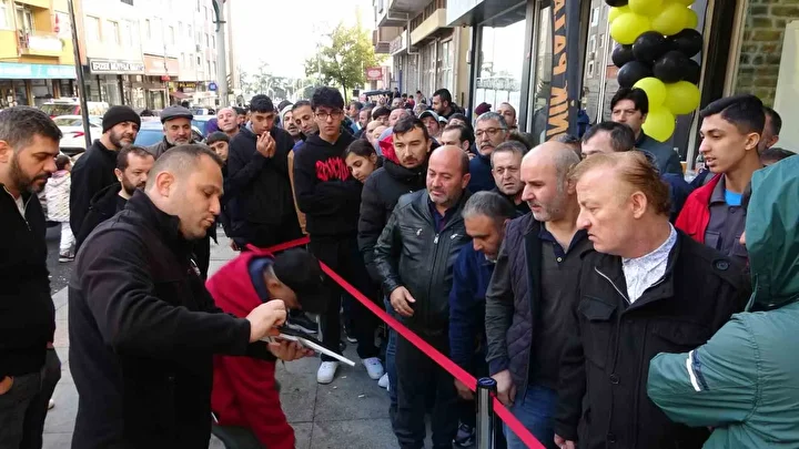 Kartal'da indirim kuyruğu: Bin liralık eseri 100 liraya alabilmek için saatlerce beklediler! Geceden nöbet tutan bile var 6 kartalda indirim kuyrugu bin liralik eseri 100 liraya alabilmek icin saatlerce beklediler geceden nobet bJqkkWwe