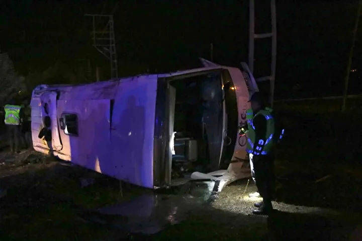 Kastamonu’da çeşit midibüsü devrildi: 24 kişi yaralandı 1 kastamonuda cesit midibusu devrildi 24 kisi yaralandi 0