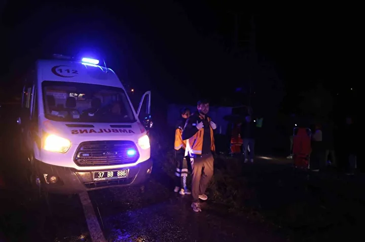 Kastamonu’da çeşit midibüsü devrildi: 24 kişi yaralandı 14 kastamonuda cesit midibusu devrildi 24 kisi yaralandi 13 kcdwJnja