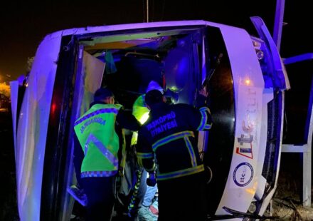 Kastamonu’da feci kaza! Çeşit midibüsü devrildi kastamonuda feci kaza cesit midibusu devrildi CGCYMIZ9.jpg