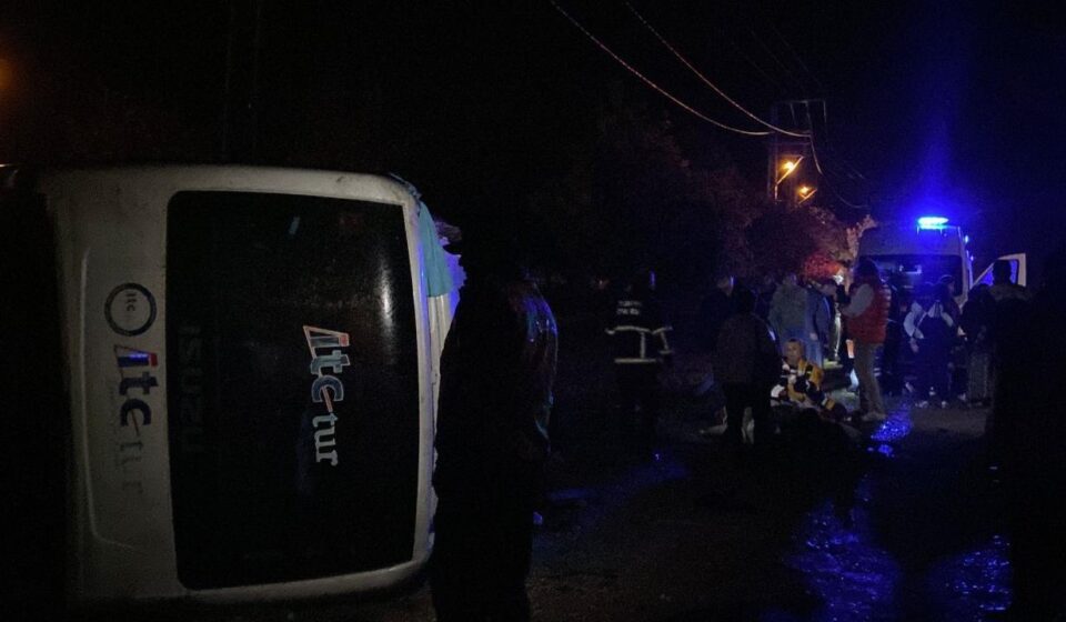 kastamonuda tip midibusu devrildi 25 yarali 6kM2XkvT.jpg