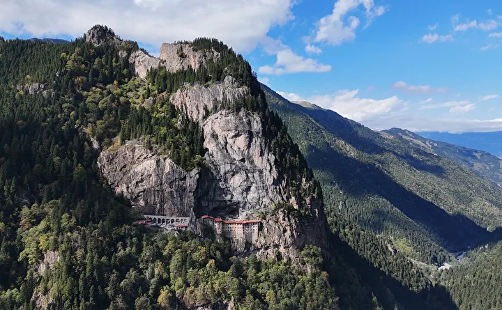 Kayalar oyularak yapıldı: Tam 300 metre yükseklikte: Her yıl binlerce turist ziyaret ediyor 1 kayalar oyularak yapildi tam 300 metre yukseklikte her yil binlerce turist ziyaret ediyor 0 CAevUiW3