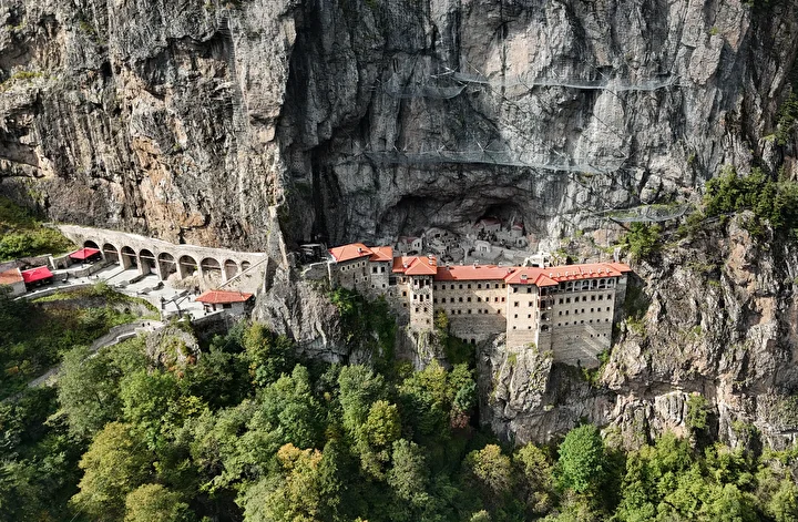 Kayalar oyularak yapıldı: Tam 300 metre yükseklikte: Her yıl binlerce turist ziyaret ediyor 11 kayalar oyularak yapildi tam 300 metre yukseklikte her yil binlerce turist ziyaret ediyor 10 R1n7TZVk